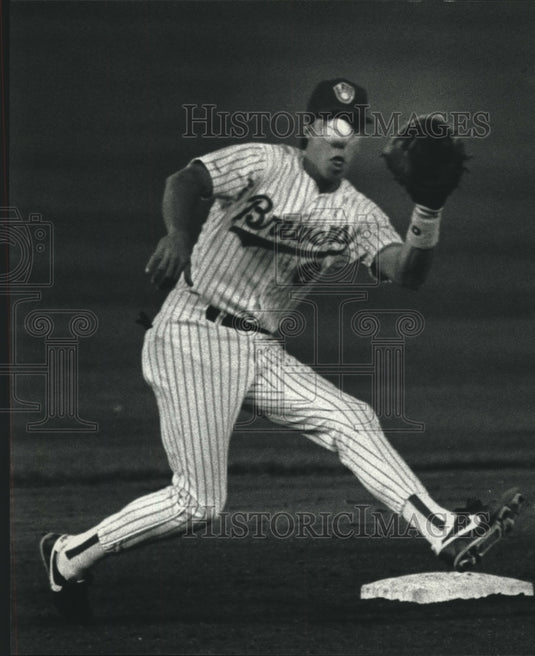 1990 Press Photo Brewers baseball's Bill Spiers prepares to take throw- Historic Images