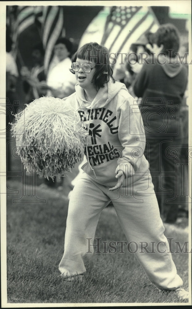 1985 Press Photo Beth Kaczkowski cheers on her Greenfield High School teammates- Historic Images