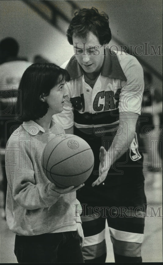1983 Press Photo Bucks Guard Kevin Grevey coaches Carolyn McCabe on shooting- Historic Images