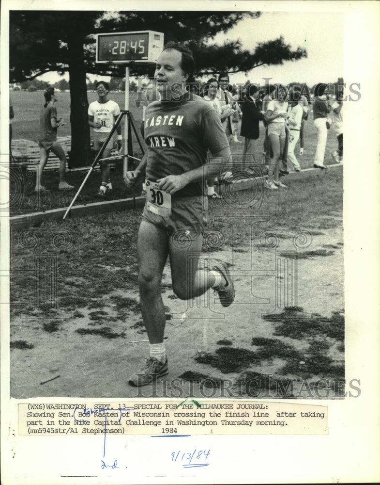 1984 Press Photo Wisconsin Senator Bob Kasten finishes Nike Capital Challenge- Historic Images