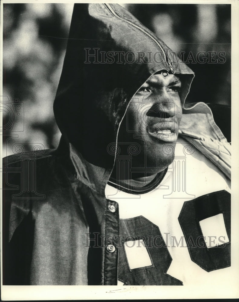 1976 Press Photo Former Packers football player Dave Robinson the field- Historic Images