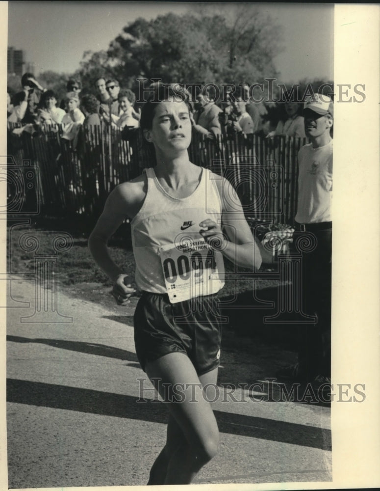 1985 Press Photo Audrey O&#39;Brien winning Lakefront Marathon with fans watching.- Historic Images