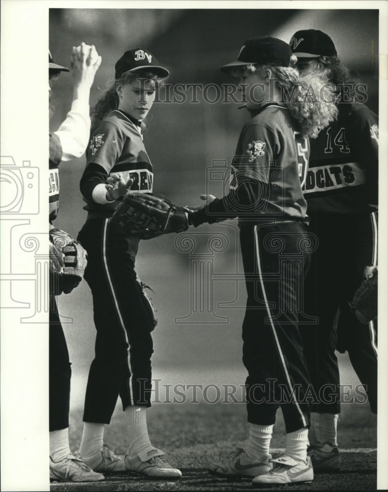 1990 Press Photo Bay View pitchers Jenny and Amy Polachek with teammates.- Historic Images