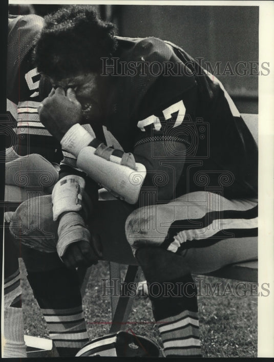 1975 Press Photo Packer Alden Roche extremely frustrated at another loss.- Historic Images