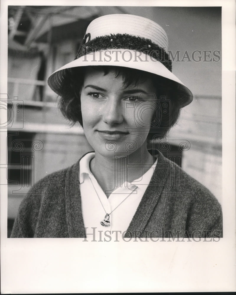 1962 Press Photo Golfer Kay Pierson wearing a sweater and pretty hat.- Historic Images