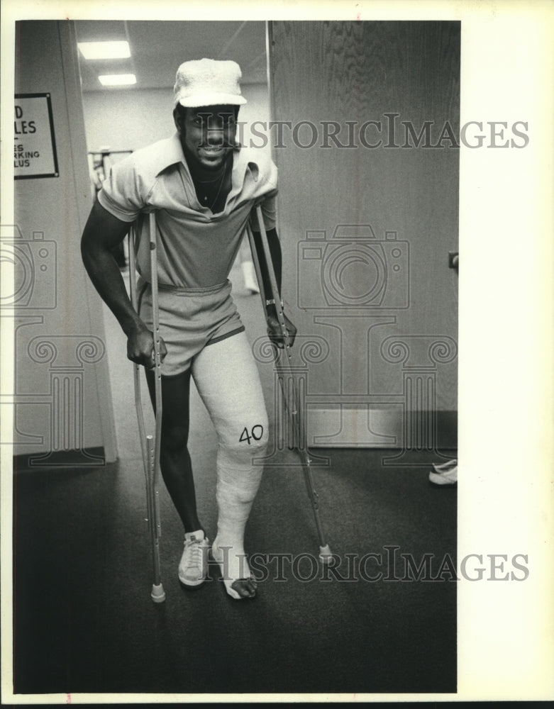 1979 Press Photo Injured Packers football player, Eddie Lee Ivery, uses crutches- Historic Images