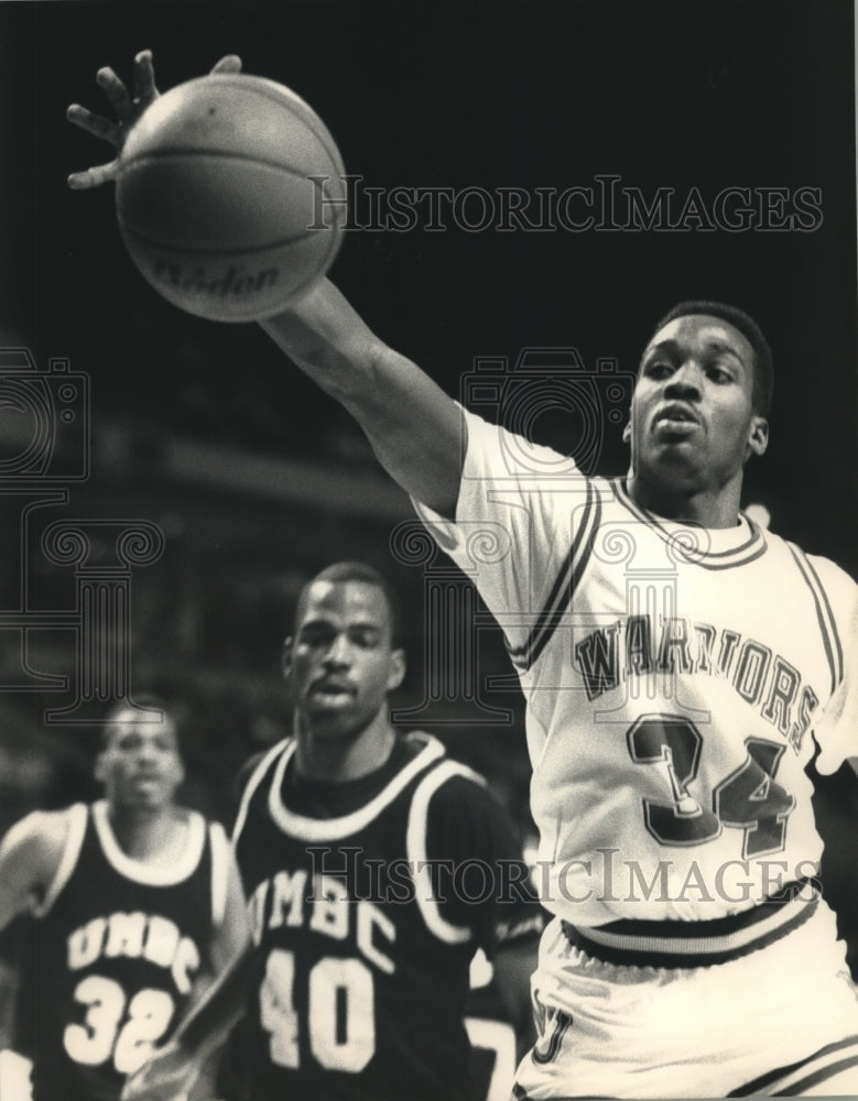 1989 Press Photo Marquette&#39;s Tony Smith saves the ball from going out of bounds.- Historic Images
