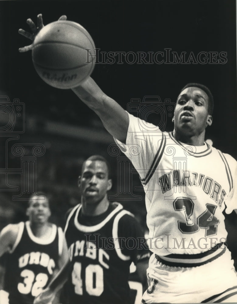 1989 Press Photo Marquette's Tony Smith saves the ball from going out of bounds.- Historic Images