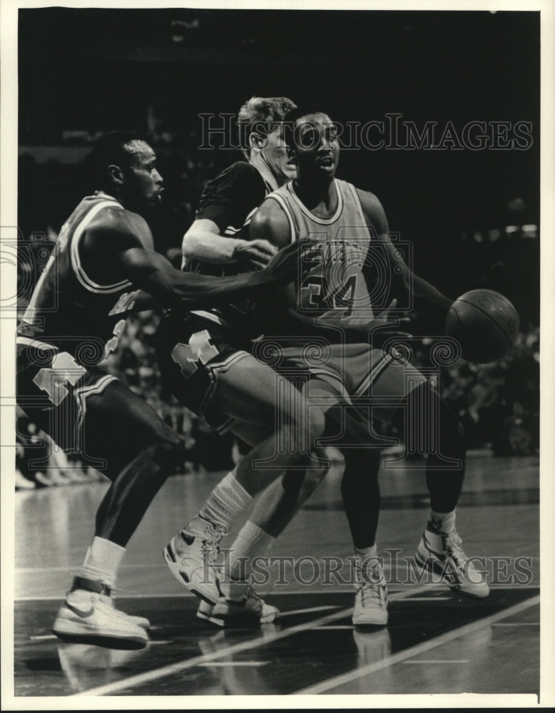 1989 Press Photo Marquette&#39;s Tony Smith with the ball as defenders converge.- Historic Images