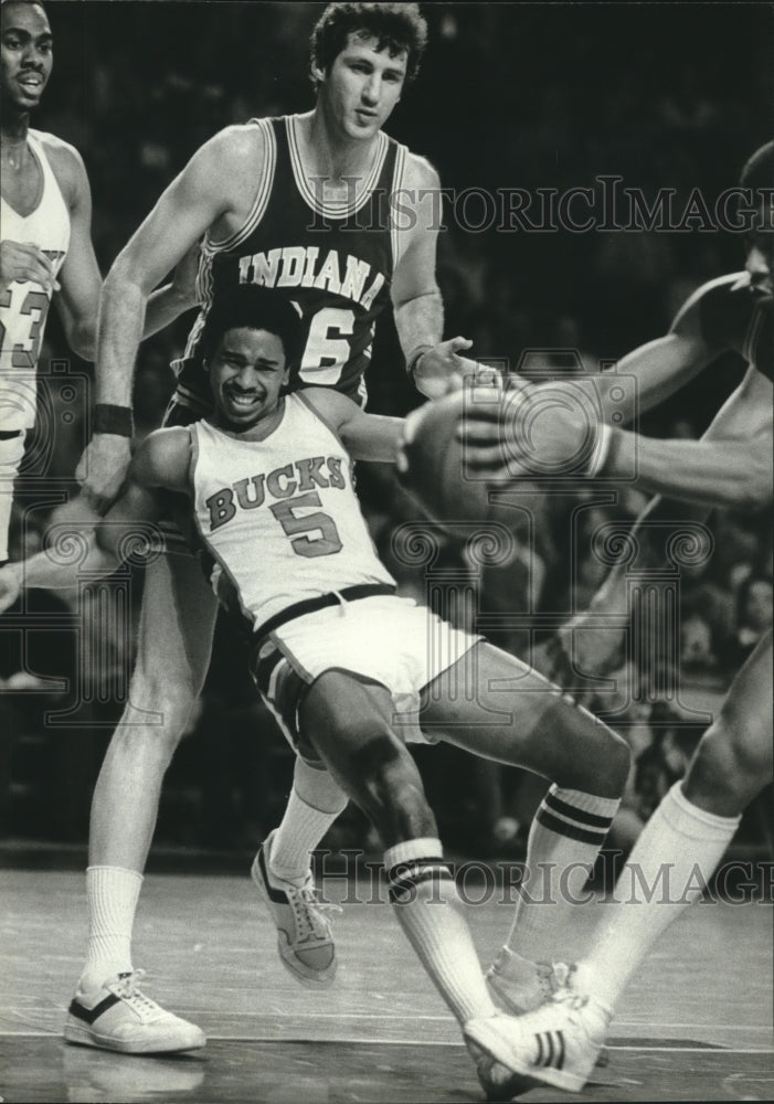 1982 Press Photo Bucks' Robert Smith goes down after loose ball against Pacers- Historic Images