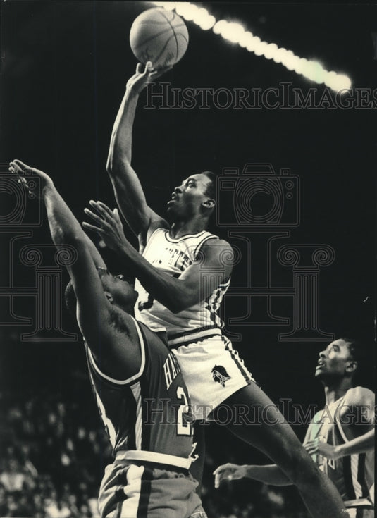 1987 Press Photo Marquette's Tony Smith flies over Hartford's Anthony Moye- Historic Images
