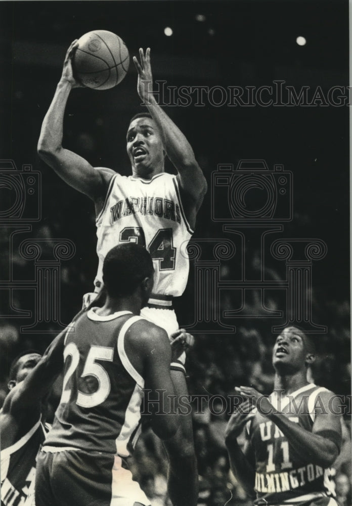 1989 Press Photo Marquette basketball player Tony Smith goes up to for a shot- Historic Images