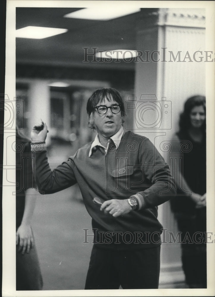 1975 Press Photo Tennis star Bobby Riggs playing darts - mjt15504- Historic Images