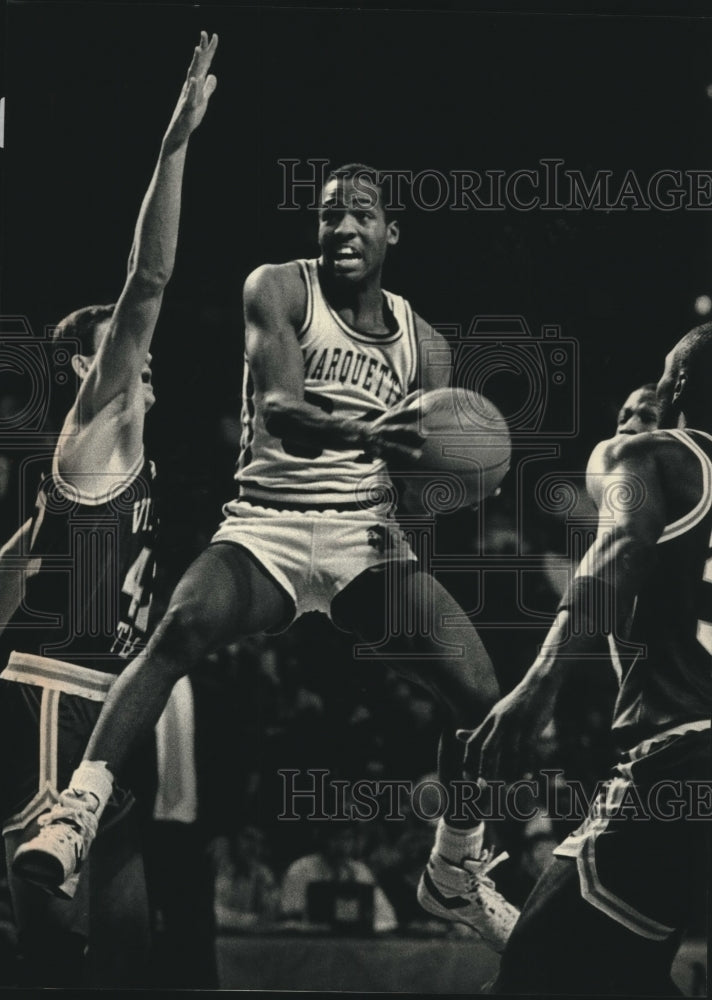 1988 Press Photo Marquette&#39;s Tony Smith droves on Virginia Tech&#39;s defense.- Historic Images