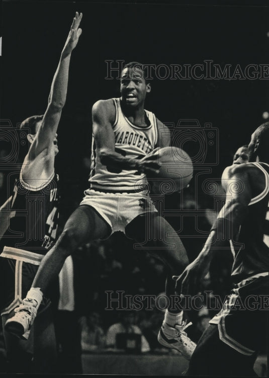 1988 Press Photo Marquette's Tony Smith droves on Virginia Tech's defense.- Historic Images