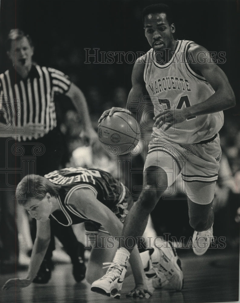 1990 Press Photo Marquette basketball player Tony Smith races down the court- Historic Images