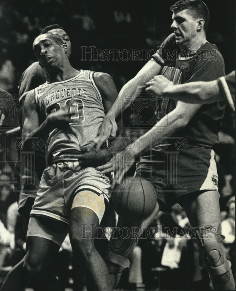 1990 Press Photo Marquette basketball&#39;s Trevor Powell &amp; rival battle for ball- Historic Images