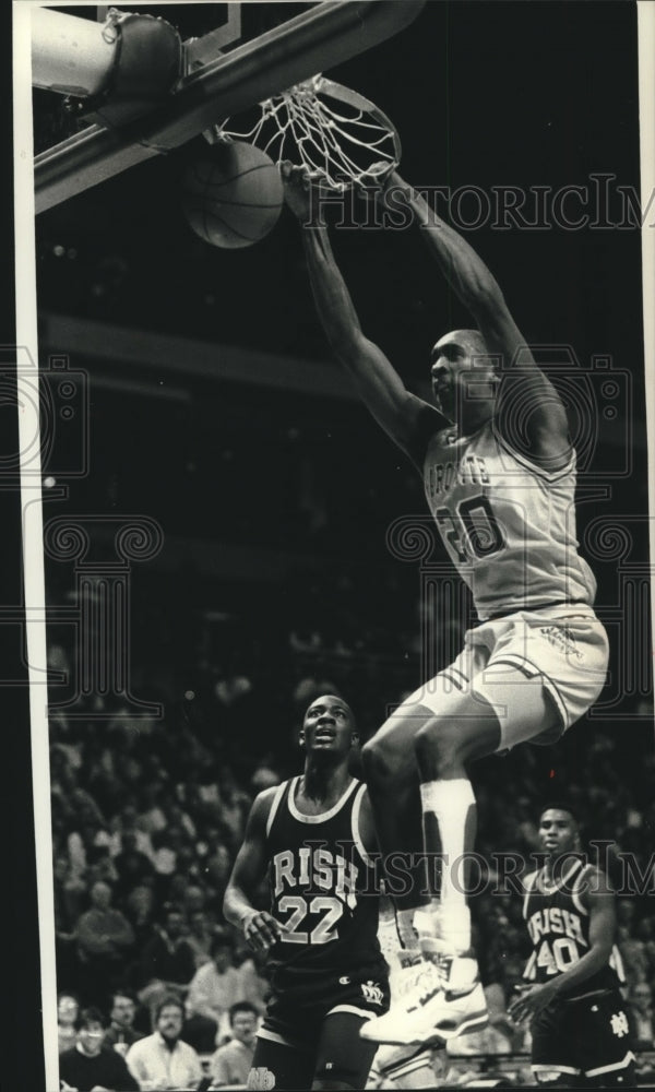 1989 Press Photo Marquette&#39;s Trevor Powell forces one home against the Irish.- Historic Images