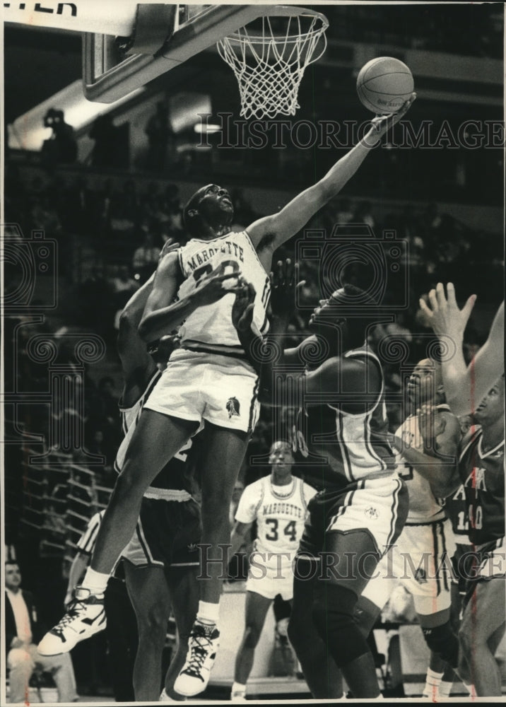 1988 Press Photo Marquette&#39;s Trevor Powell soars over Athletes John Edgar.- Historic Images