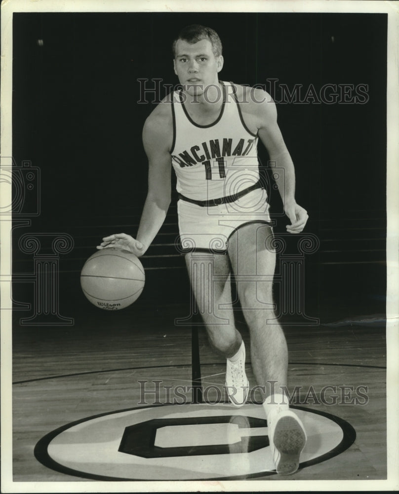 1966 Press Photo Cincinnati's Mike Rolf dribbling basketball down cour ...