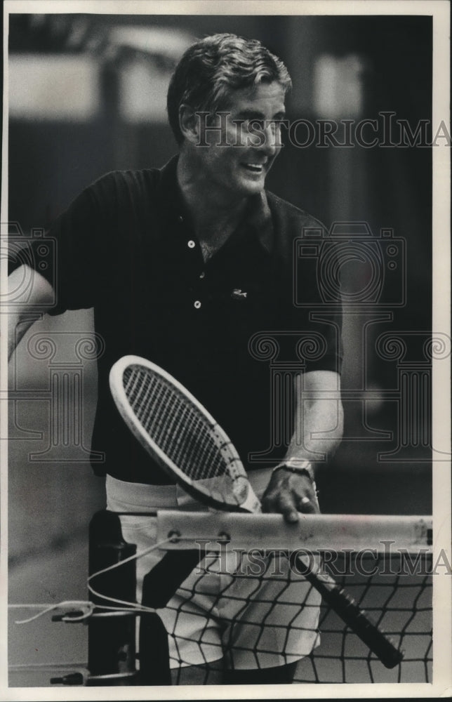 1976 Press Photo John Powless playing tennis, resting at court side. - mjt15572- Historic Images