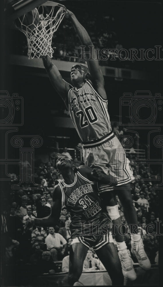 1990 Press Photo Marquette basketball player Trevor Powell dunks the ball- Historic Images