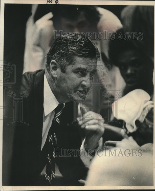 1976 Press Photo University of Wisconsin basketball coach John Powless with team- Historic Images