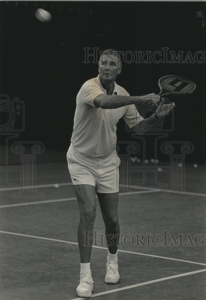 1984 Press Photo Former basketball player John Powless playing tennis.- Historic Images