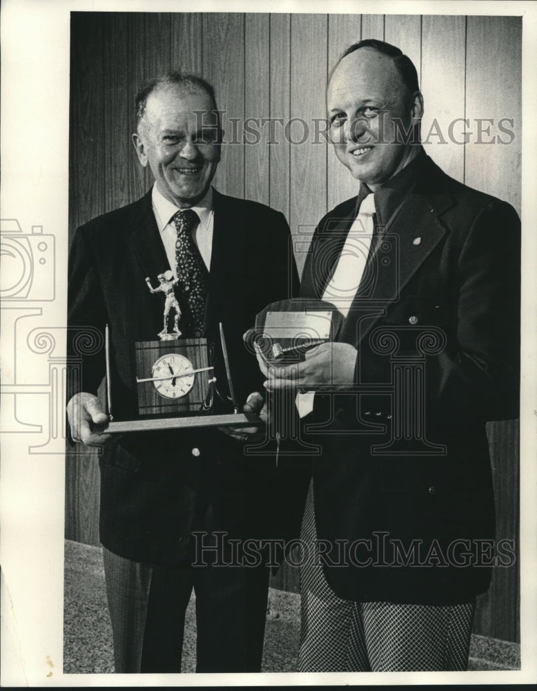 1973 Press Photo Milton (Ike) Ruehl (L) and Fred Rigoni hold awards for service.- Historic Images