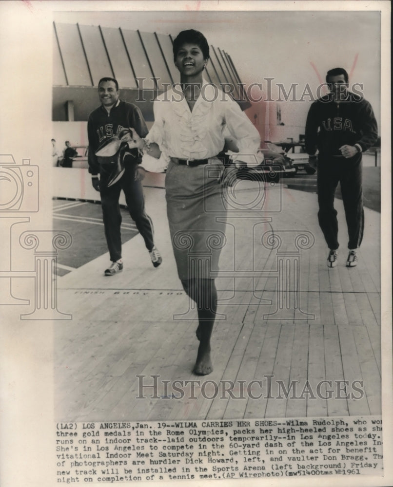 1961 Press Photo Olympic track gold medalist Wilma Rudolph runs, carries shoes- Historic Images