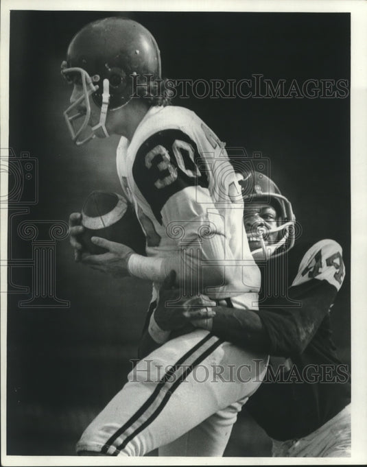 1974 Press Photo UW-Milwaukee football's Mike Reinfeldt & rival player in action- Historic Images