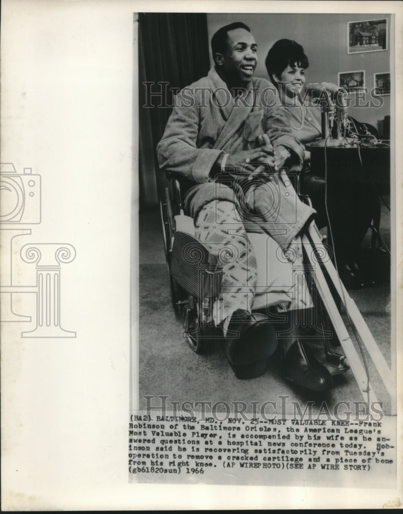 1966 Press Photo Baltimore Orioles' Frank Robinson recovering form knee surgery- Historic Images