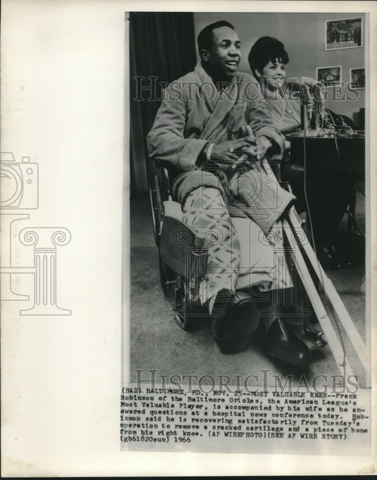 1966 Press Photo Baltimore Orioles' Frank Robinson recovering form knee surgery- Historic Images