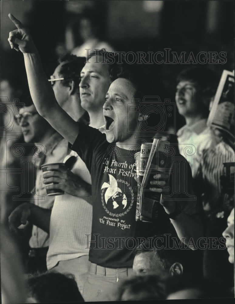 1981 Press Photo Milwaukee Brewers fan Jacob Goren cheers on winning streak.- Historic Images