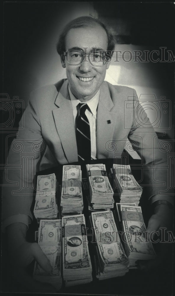 1985 Press Photo Milwaukee&#39;s Dennis Sell, Marine Bank Assistant Vice President- Historic Images