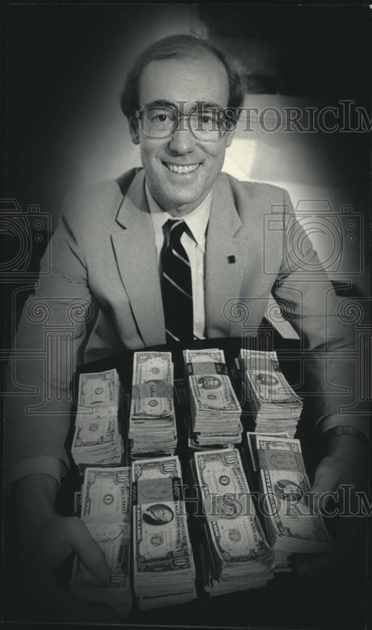 1985 Press Photo Milwaukee's Dennis Sell, Marine Bank Assistant Vice President- Historic Images