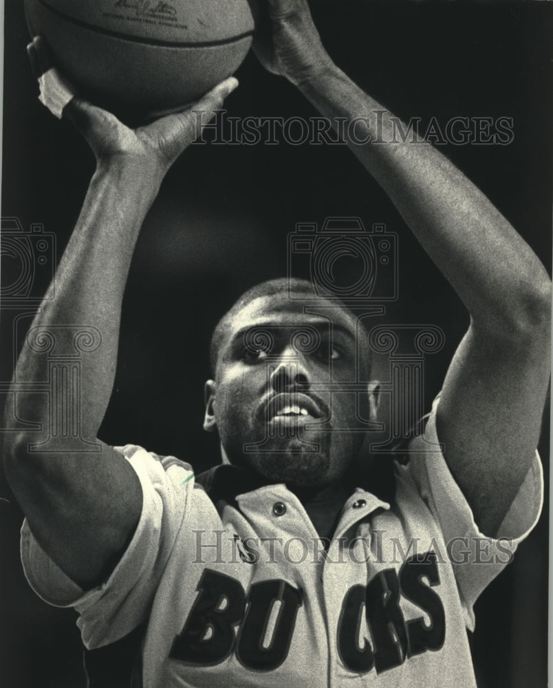1988 Press Photo Milwaukee Bucks basketball player, Paul Pressey aims for a shot- Historic Images