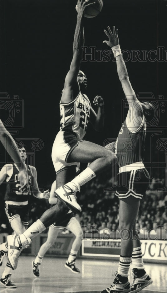 1987 Press Photo Milwaukee Bucks basketball player Paul Pressey in action- Historic Images