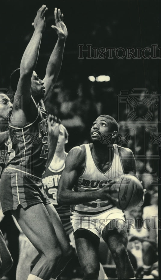 1984 Press Photo Paul Pressey of the Bucks with ball and players guarding him.- Historic Images