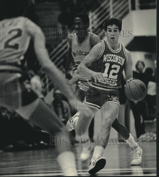 1984 Press Photo Wisconsin's Rick Olson dribbling the basketball down the floor.- Historic Images