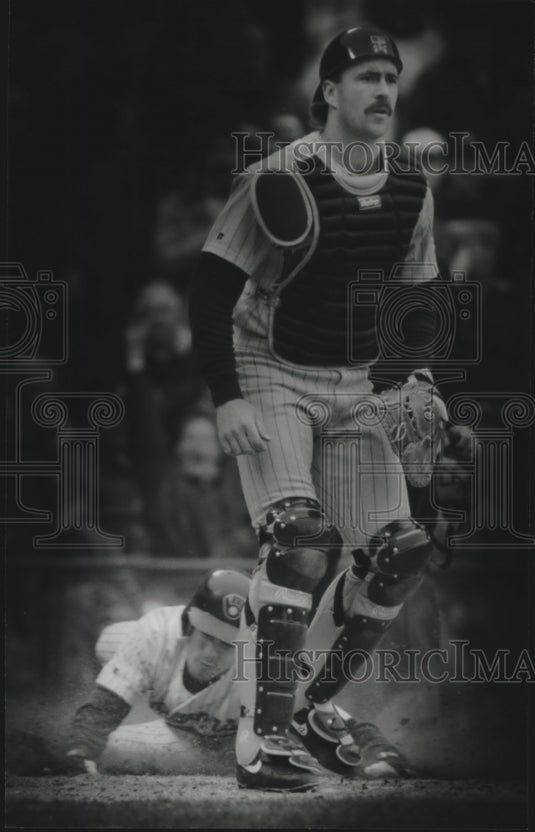 1993 Press Photo Brian Harper Twins' waits for throw as Bill Spiers scores..- Historic Images