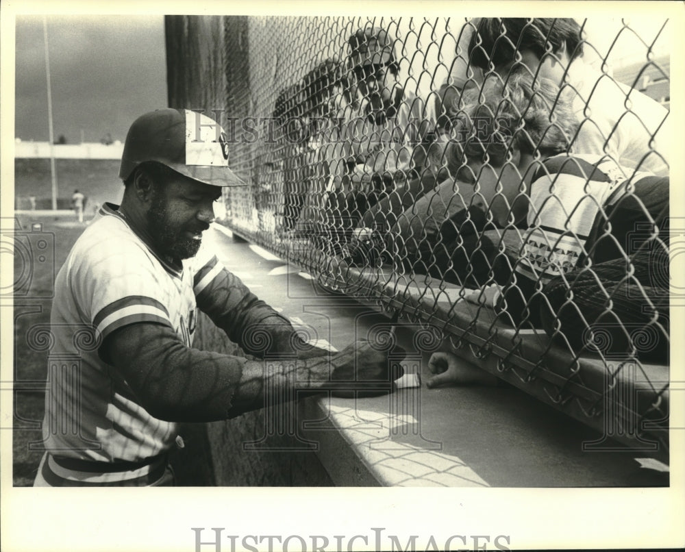 1981 Press Photo Brewers Larry Hisle signing autographs for Milwaukee fans.- Historic Images