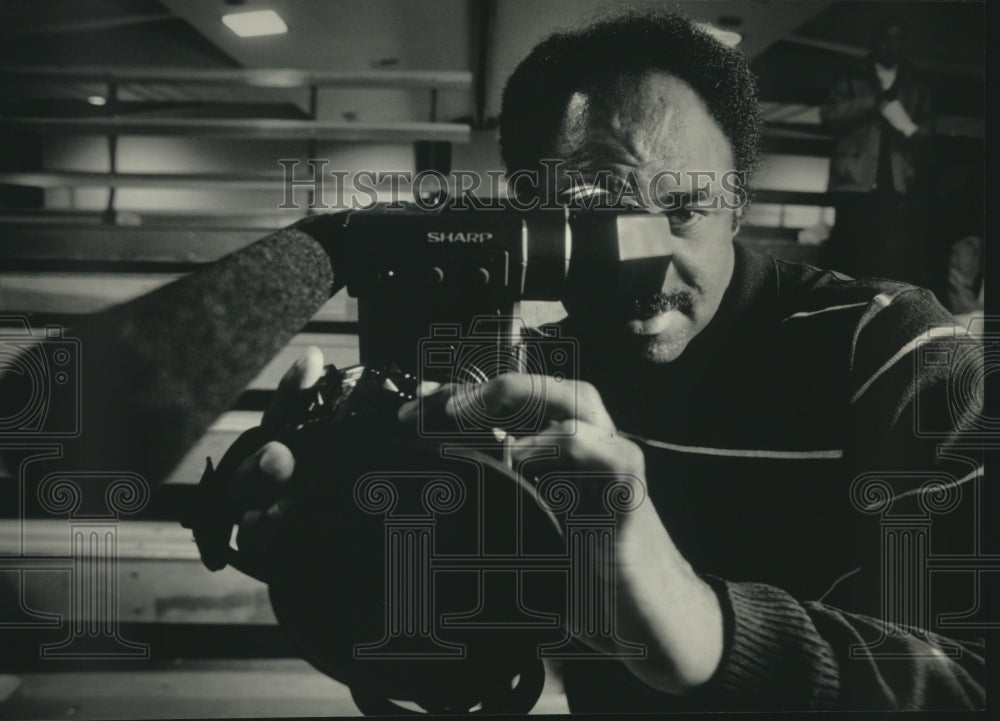 1987 Press Photo Larry Hisle behind the camera videotaping his son's game.- Historic Images