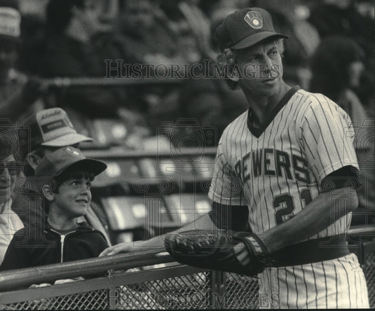1983 Press Photo A fan focuses his attention on Brewers baseball's Don Sutton- Historic Images