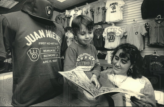 1987 Press Photo Thomas Quirk & Terry Brennan look at Brewers baseball souvenirs- Historic Images