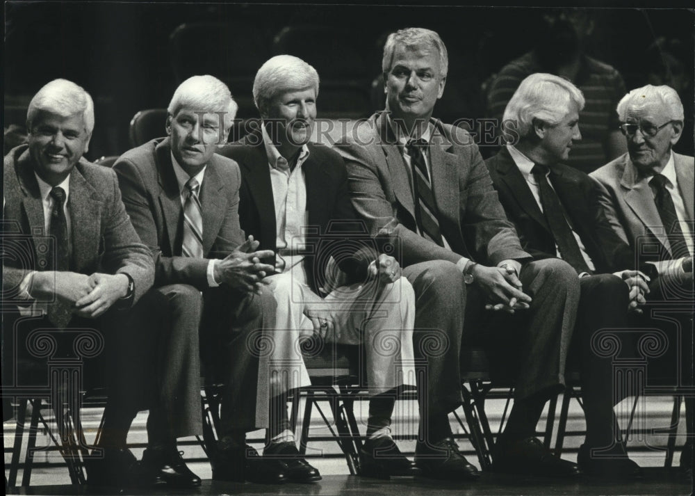 1990 Press Photo Ed Harris-Dad of Bucks basketball&#39;s Del Harris with contestants- Historic Images