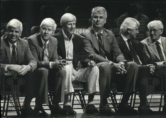 1990 Press Photo Ed Harris-Dad of Bucks basketball's Del Harris with contestants- Historic Images