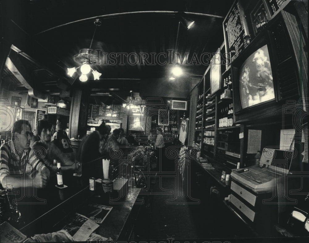 1987 Press Photo Green Bay Packer fans watch game at Hooligan&#39;s Bar in Milwaukee- Historic Images