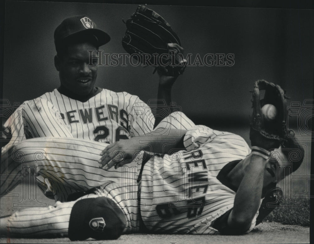 1989 Press Photo Milwaukee Brewers players Billy Spiers and Glenn Braggs collide- Historic Images