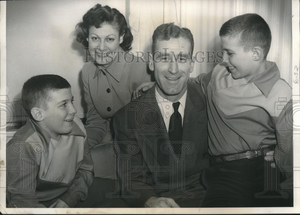 1949 Press Photo Wisconsin Badger football Coach Ivan Williamson with his family- Historic Images